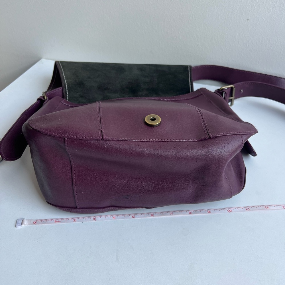 Vintage Purple Leather Saddle Crossbody Bag | Horseshoe Silhouette - Picture 15 of 16